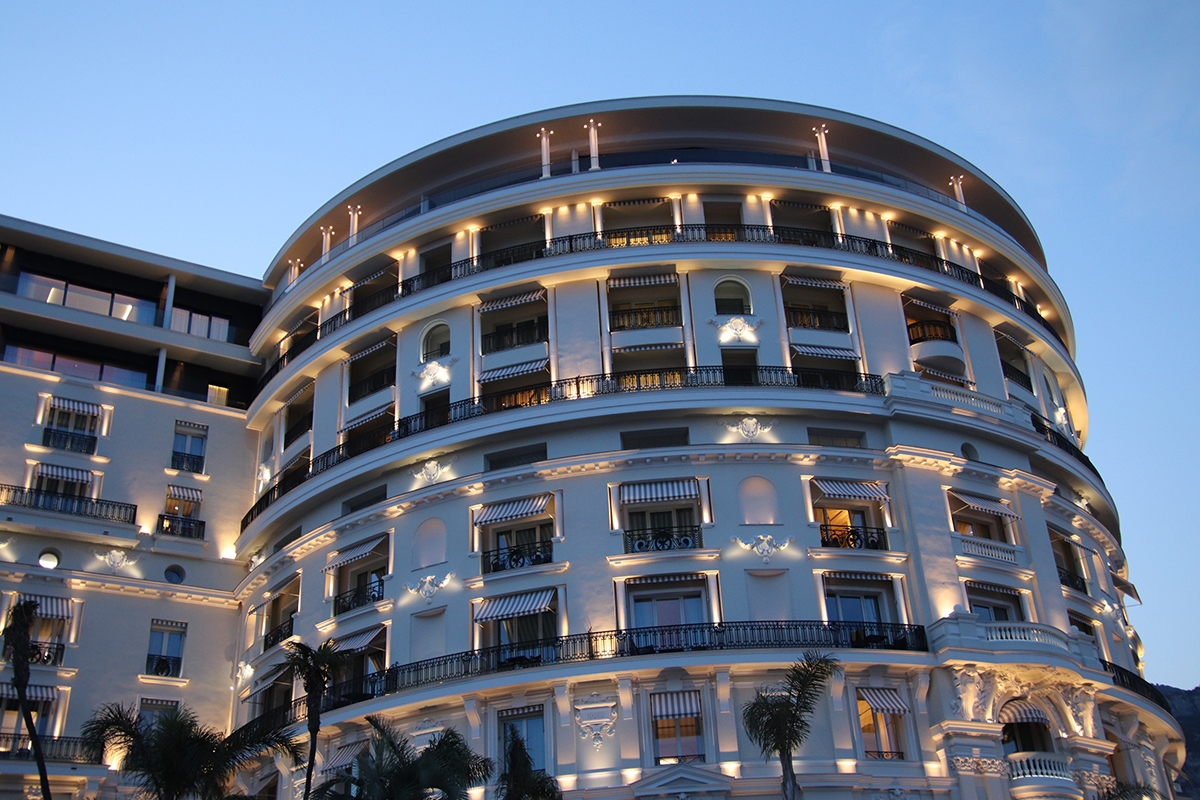 Hotel de Paris Monte-Carlo. Parte trasera mirando al mar.