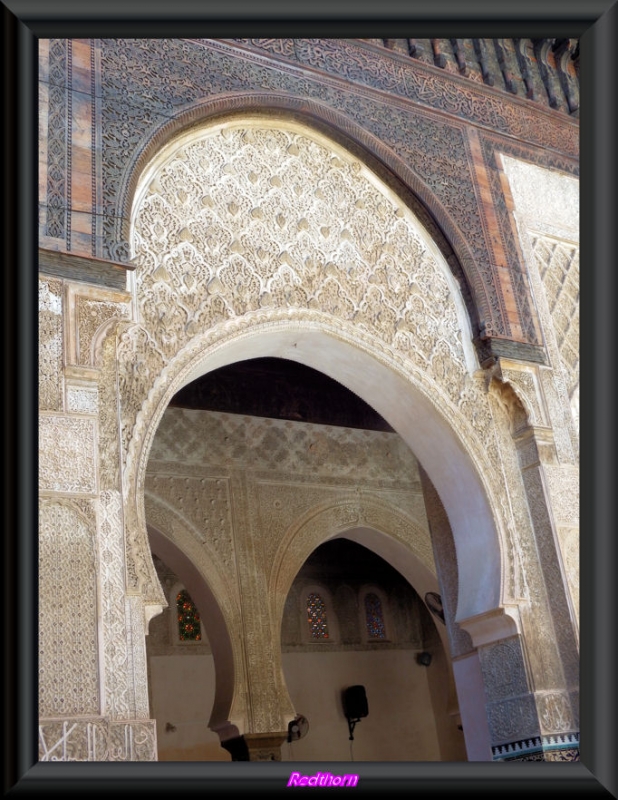 Ornamentados arcos exteriores e interiores de la madrasa