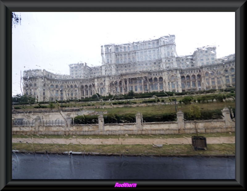 Palacio del Parlamento bajo la lluvia