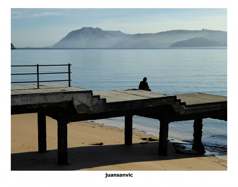 Sentado en el muelle de la baha