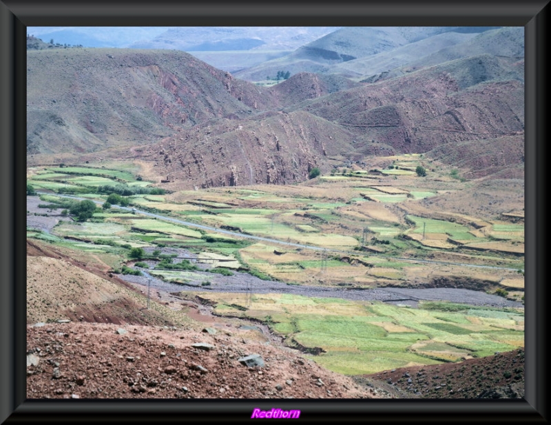 El valle entre montaas peladas