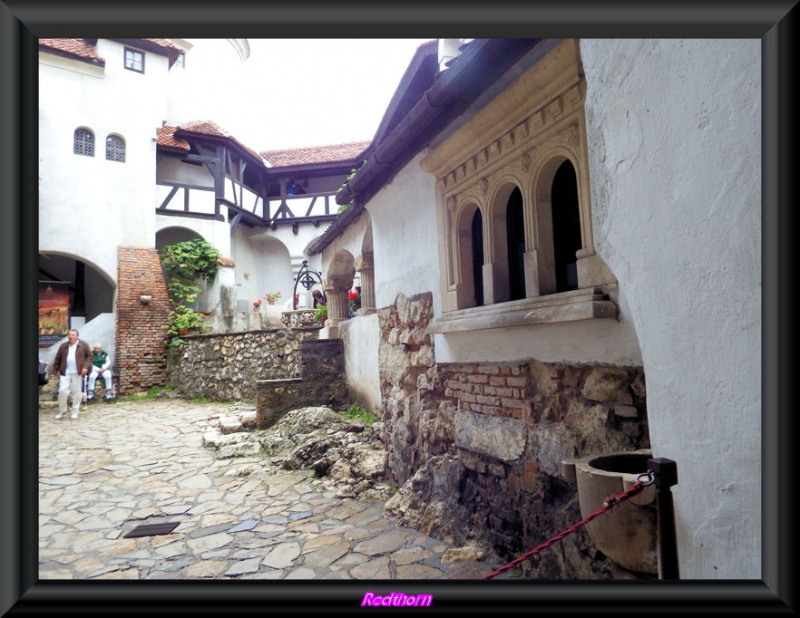 Patio del castillo con pozo