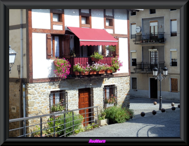 La alegre fachada de una casa vasca