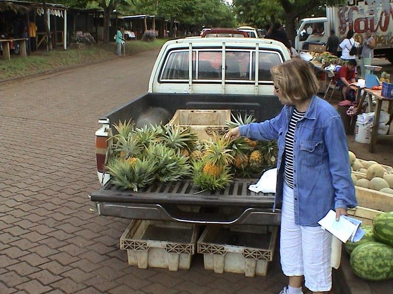 Hanga roa. mercado de frutas