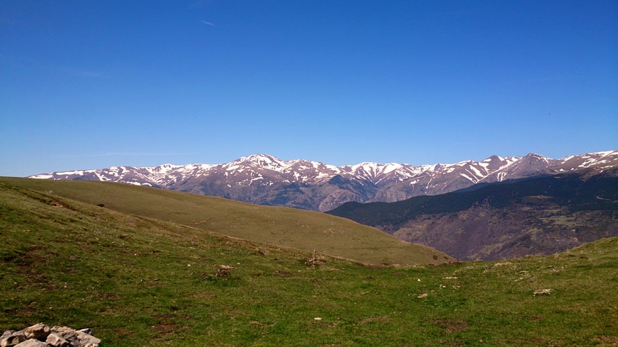 Vista de los Pirineos nevados. 1800 m.