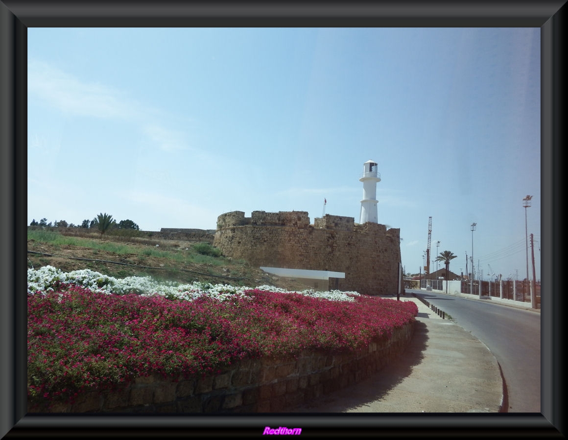 Antiguo faro de Famagustarodeado de murallas y flores