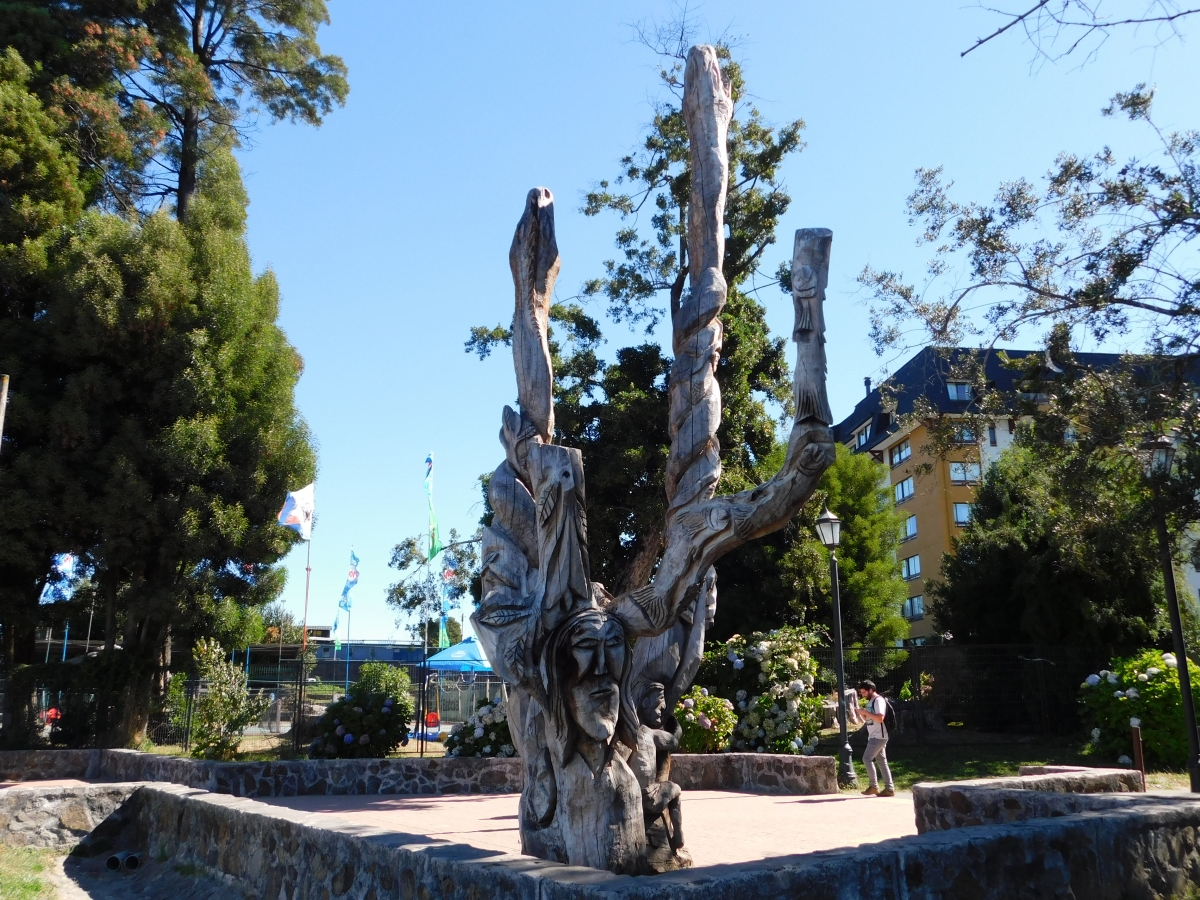 Escultura hecha de tronco de rbol