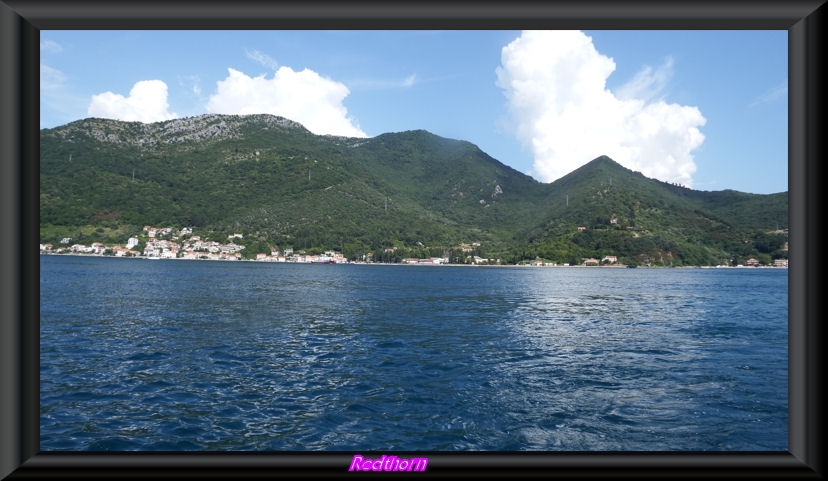 Pueblos de pescadores a lo largo de la baha de Kotor