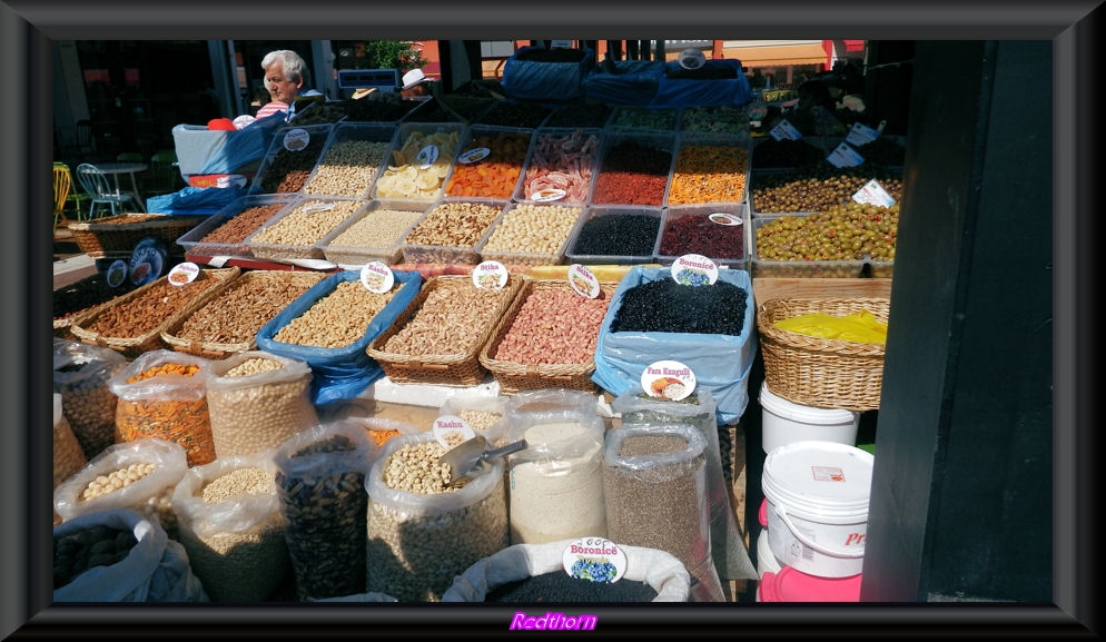 El puesto de frutos secos en el mercado central de Tirana