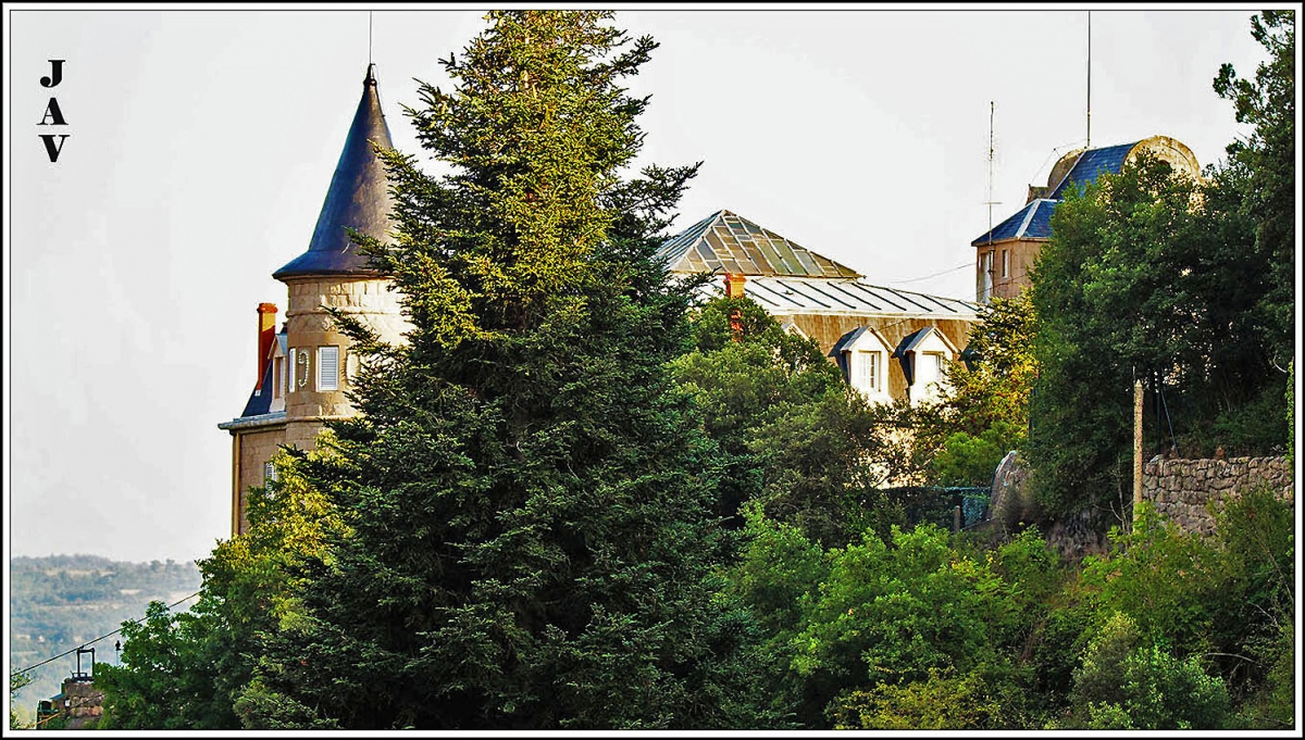 Palacete entre los rboles.