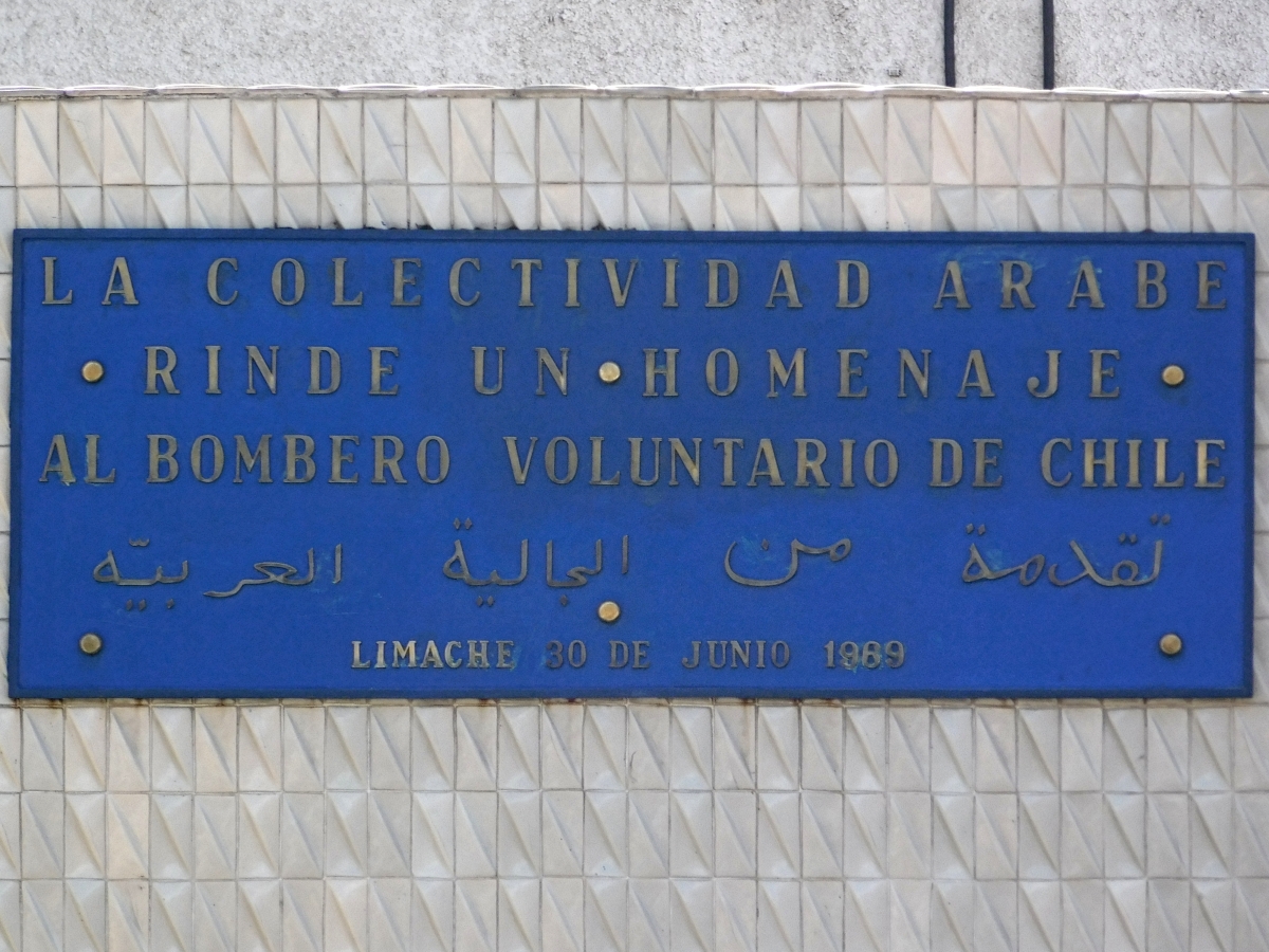 Una placa homenajeando a los bomberos de Limache