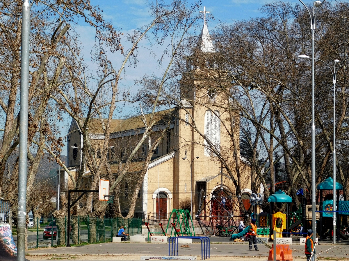 Invente est toma con las ramas secas y la iglesia de fondo y salio esto