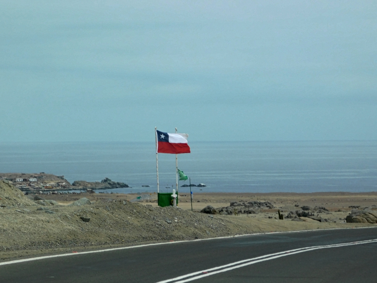 Hasta en la aridez la bandera se luce con sus colores