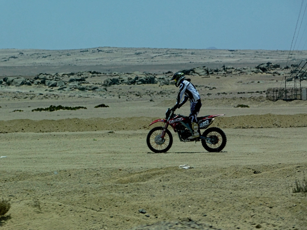 En la soledad del camino nos encontramos con este motoquero practicando