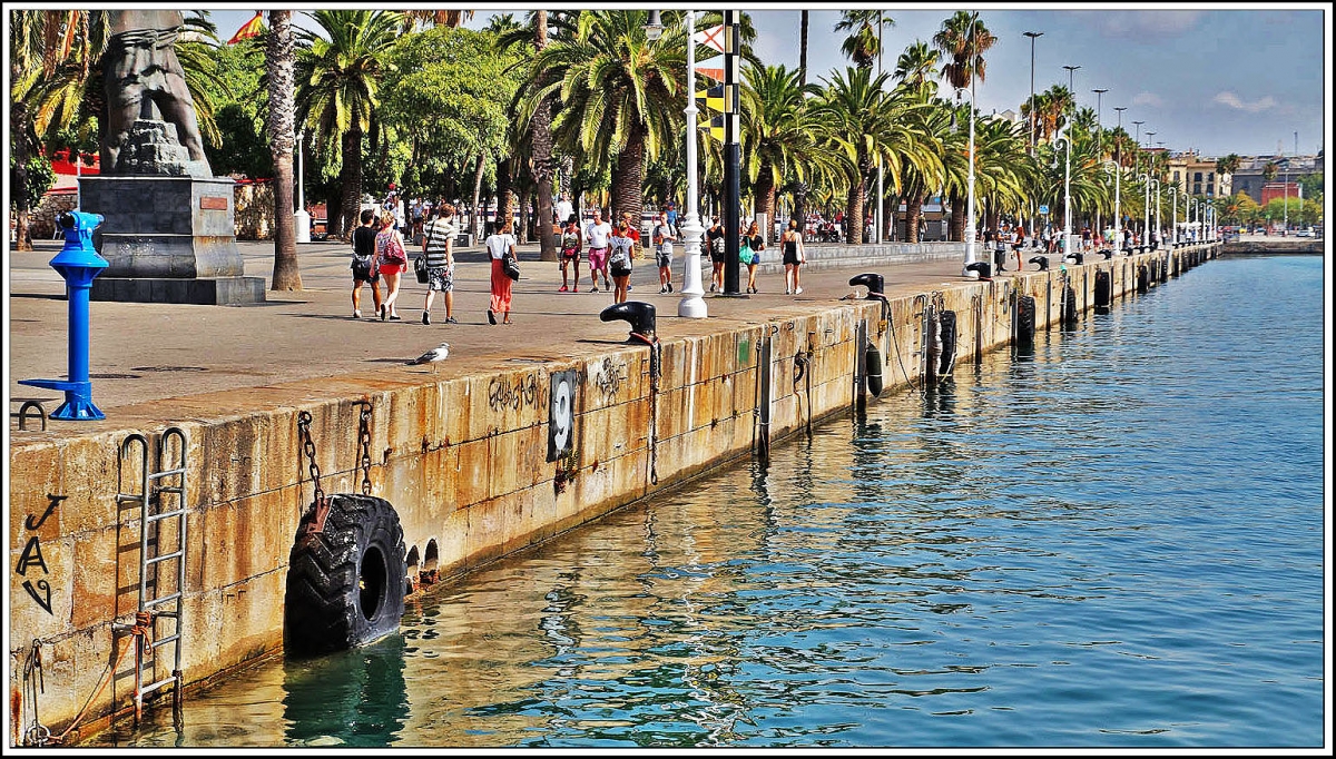 Por la orilla del muelle.