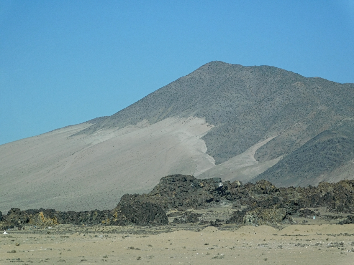 Sus cerros ridos  con sus bellezas de tonos, formas y encantos a la vista