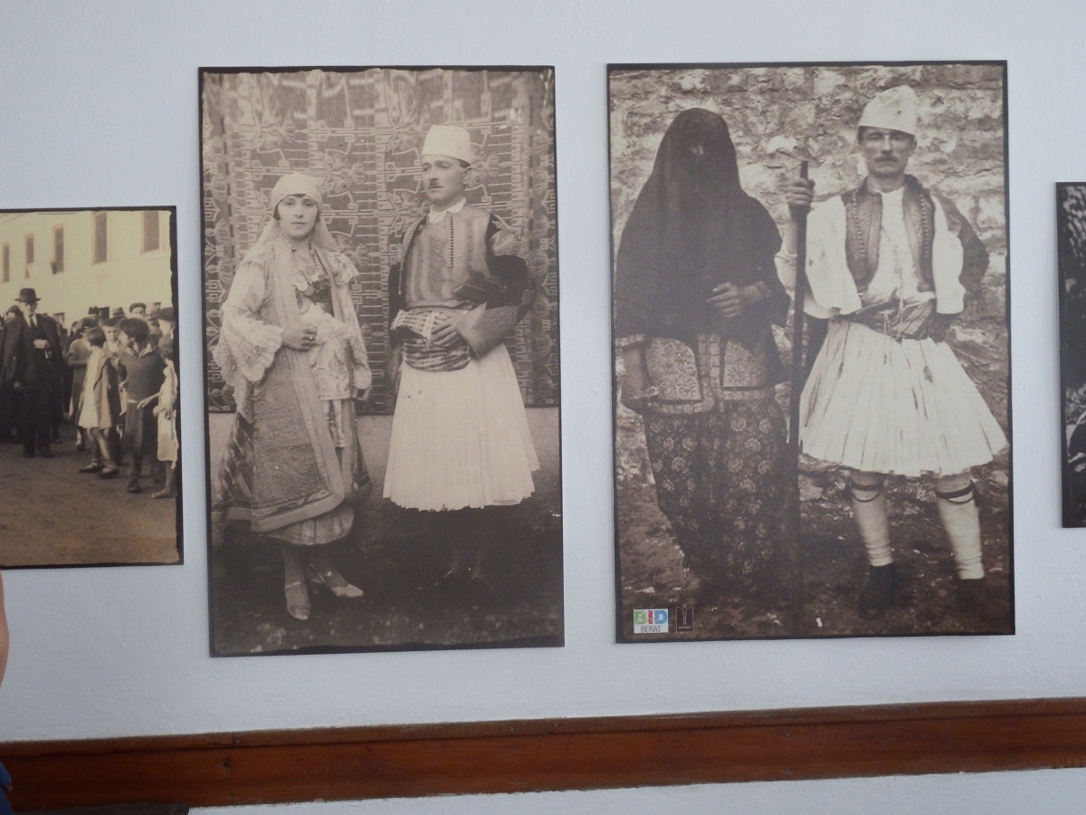 Fotografas de personas llevando los trajes tpicos de principios de siglo XX