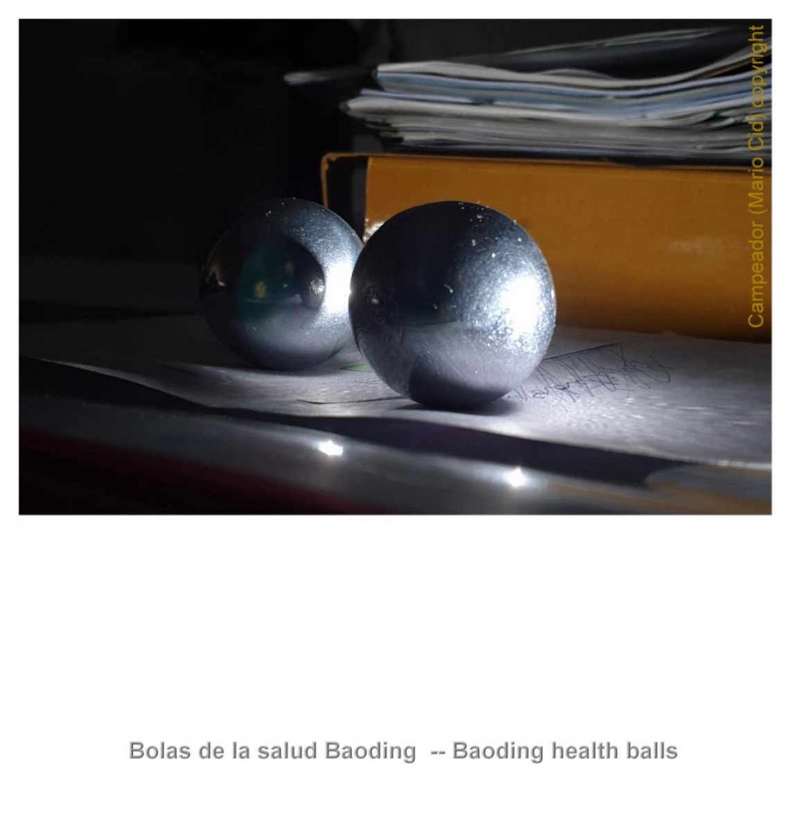 Baoding health balls -- bolas de la salud Baoding.  Photography by Campeador (Mario Cid).