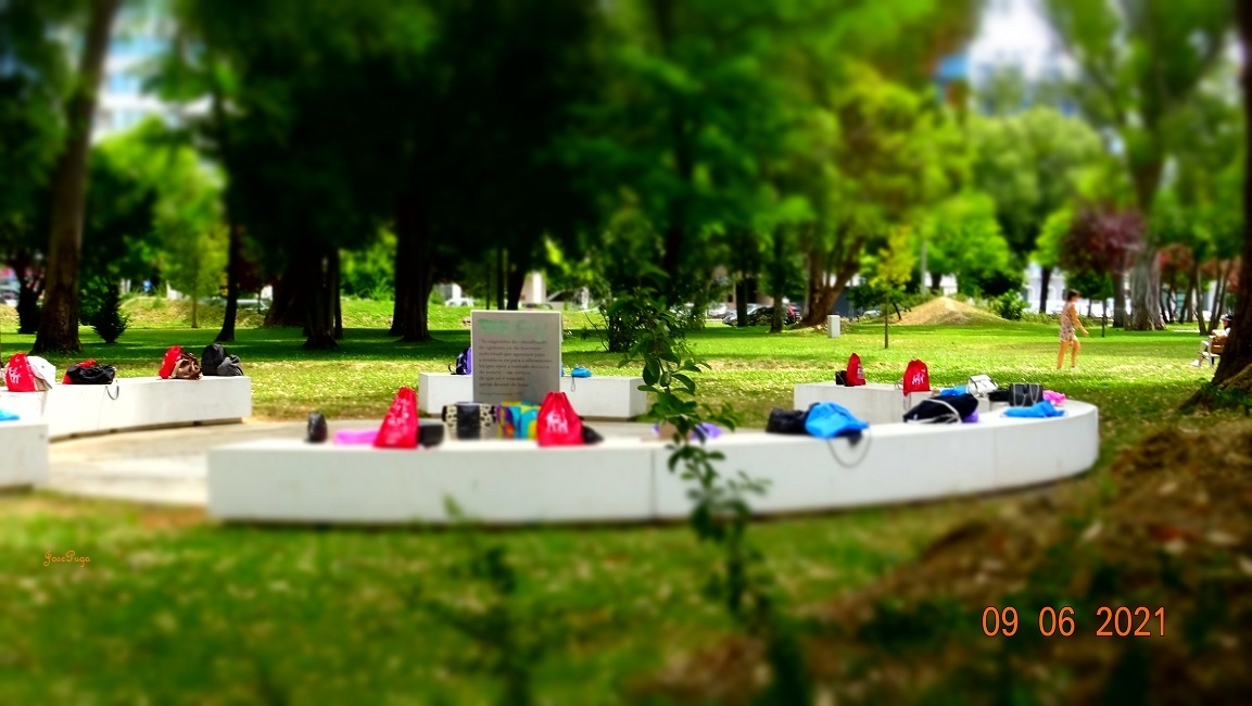 Mochilas sobre um muro