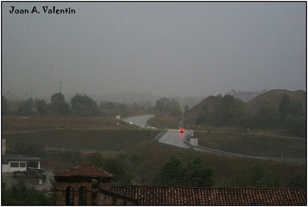 Amanecer con lluvia y niebla.