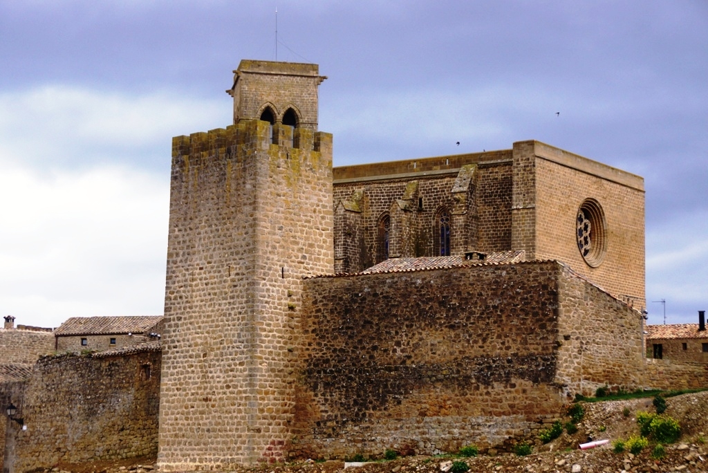 Muralla rodeando el castillo y las iglesias de Arjona