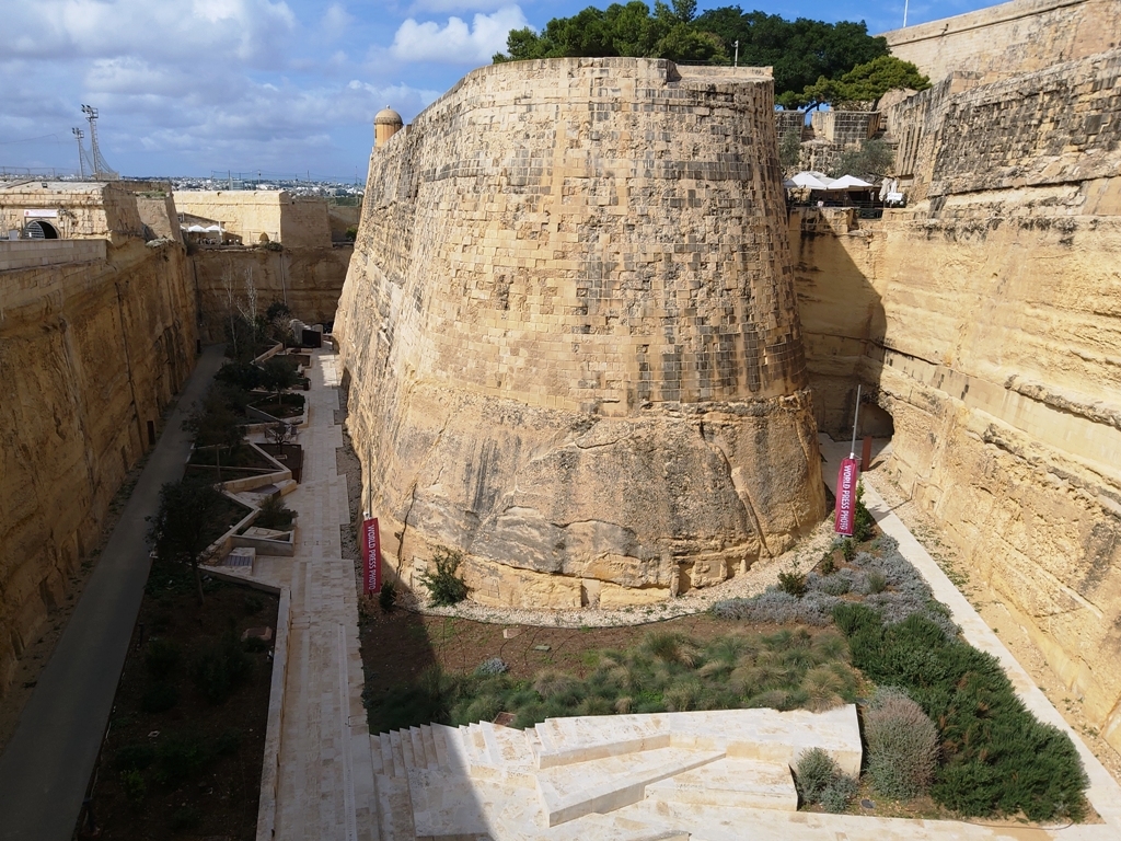 Baluarte defensivo, erigido en el foso que da acceso a La Valetta