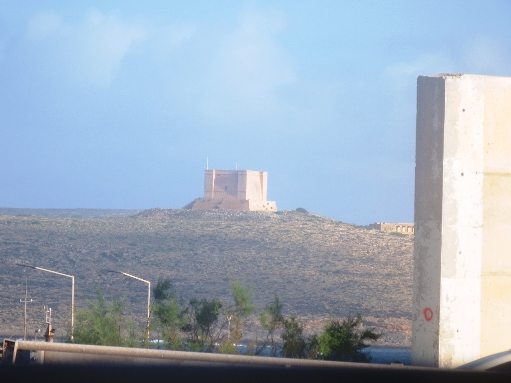 El ferry se separa del muelle iniciando la travesa hacia la isla de Gozo, en la lontananza se divisa una fortaleza defensiva contra los turcos