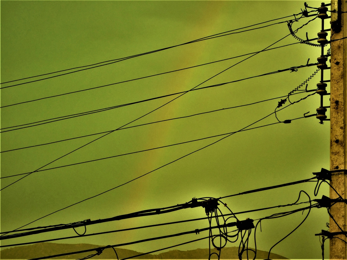 Detrs de la contaminacin aparece un lindo arco iris