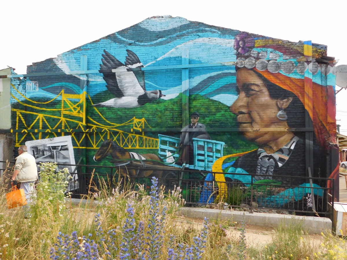 Mural recordando lo que fue el puente ferroviario