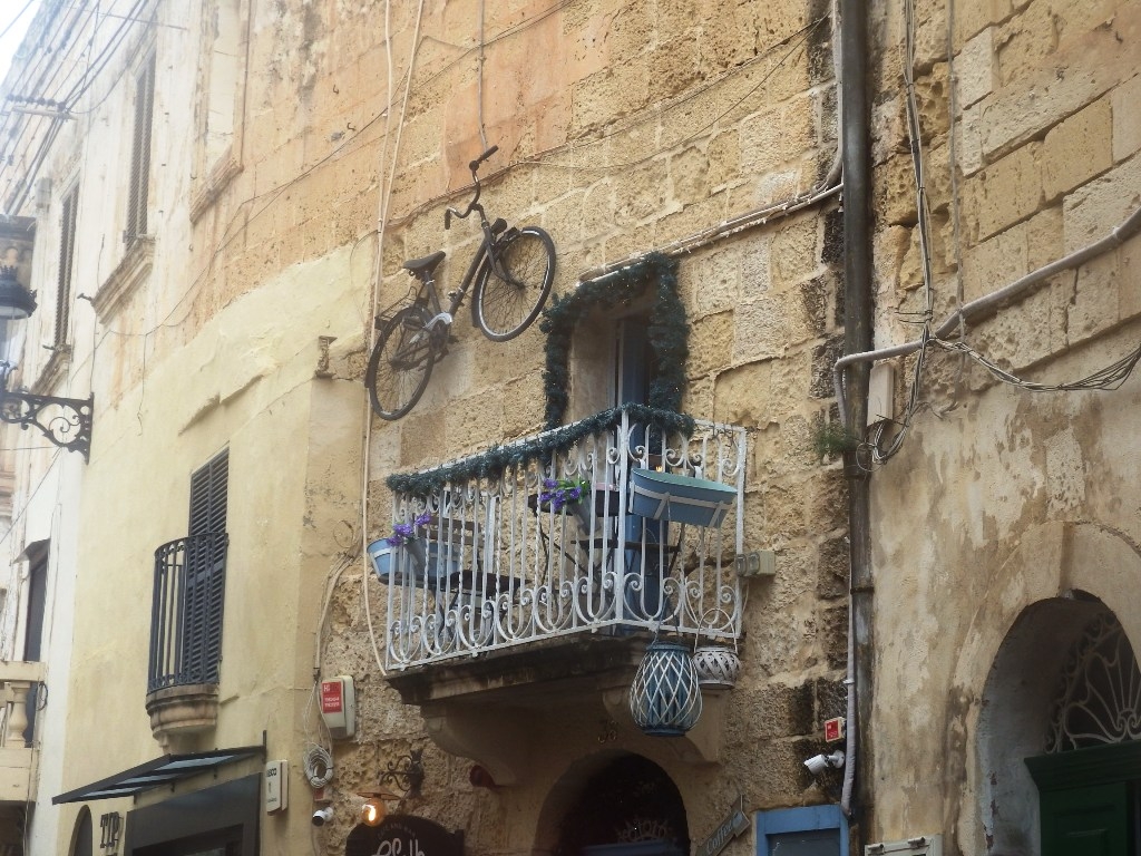 Bicicleta colgante en una casa medieval de Mdina