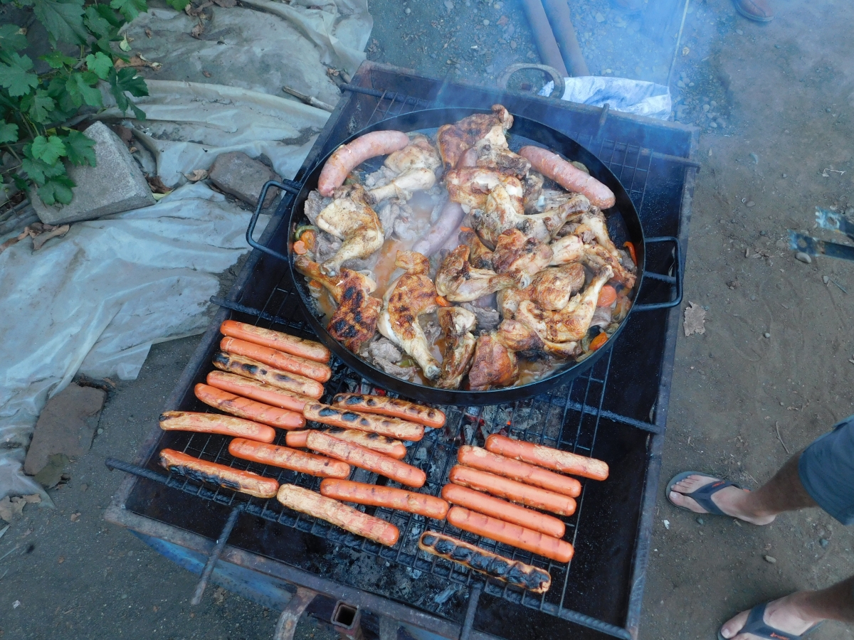 Preparando las salchichas para los completos de las once