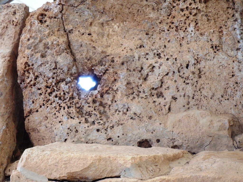 Orificio para ver el solsticio de verano en el Templo Megaltico