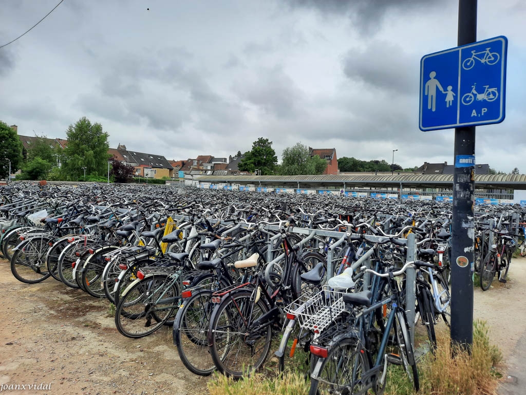 APARCAMENT DE BICICLETES