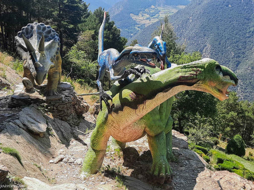 DINOSAURES ALS JARDINS DE JUBERRI