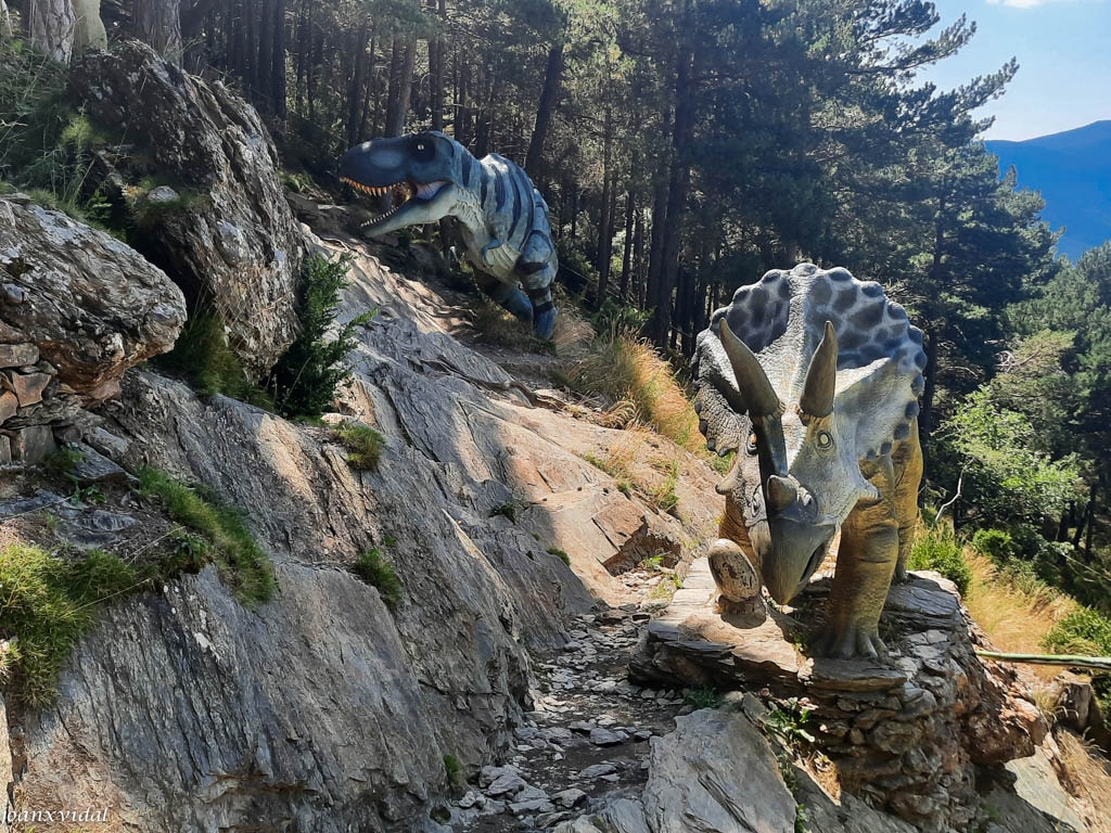 DINOSAURES ALS JARDINS DE JUBERRI