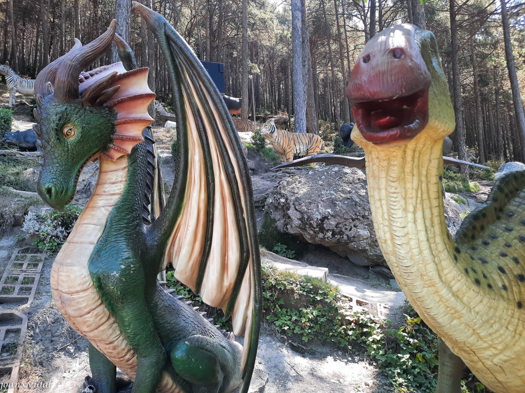 DINOSAURES ALS JARDINS DE JUBERRI