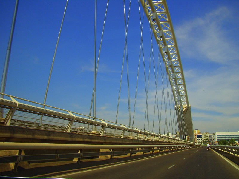 puente con fondo azul