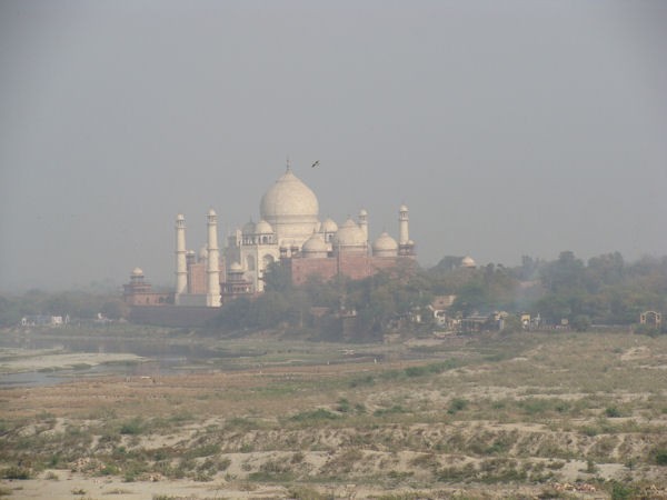 Taj Mahal atravs de la neblina, aspecto fantasmagorico