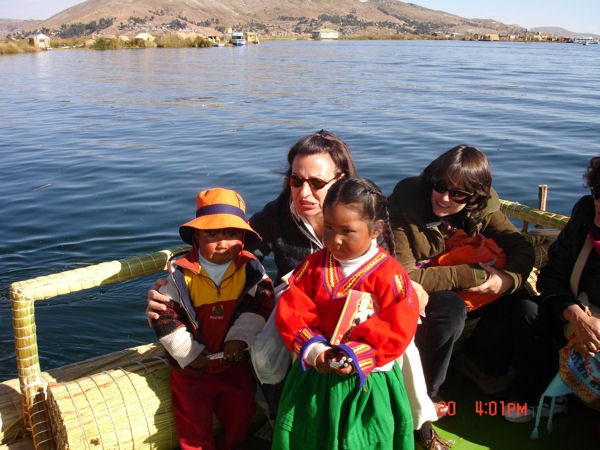 Navegando por el lago Titicaca con dos invitados de lujo