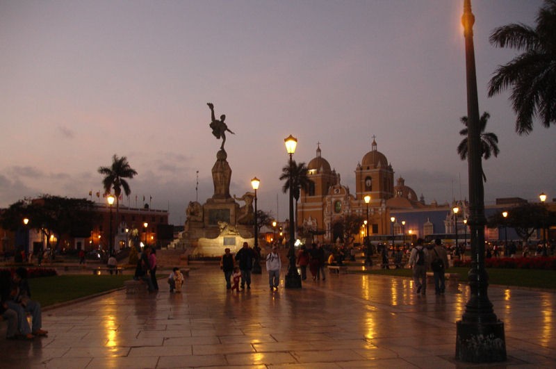 Nocturno Plaza Armas de Trujillo