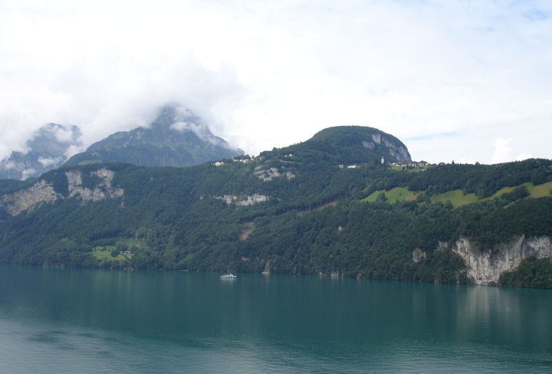 El lago de Zug rodeado de montaas