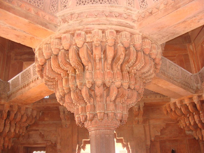 Un armonioso capitel en el palacio de Fatehpur