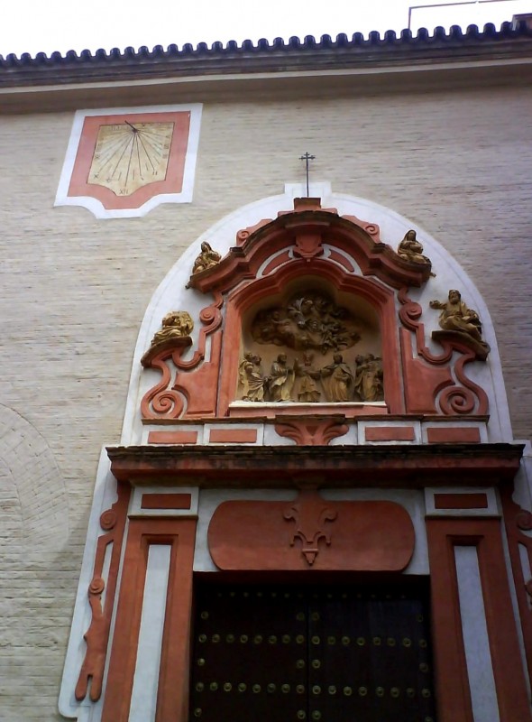 Iglesia con reloj.