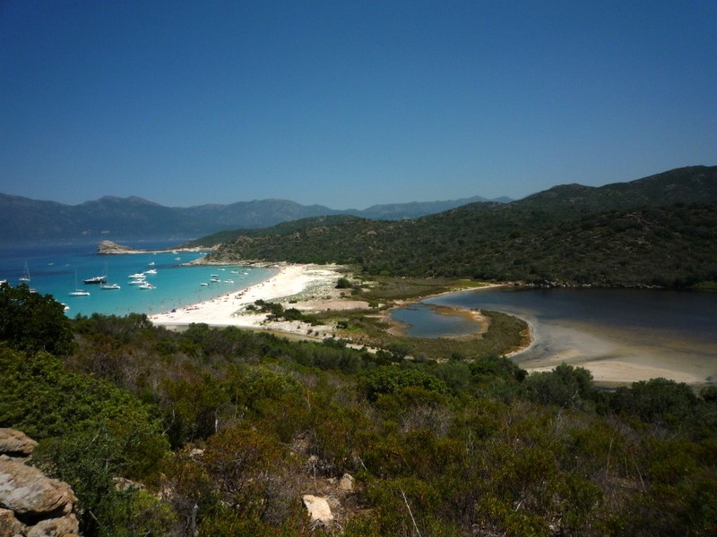 estanque y playa de Loto