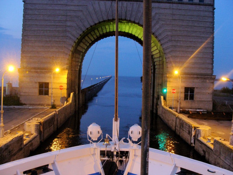 Paso nocturno de la esclusa del Dnieper