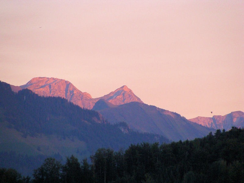 Atardecer en las cumbres de los Alpes desde el lago Gruyere