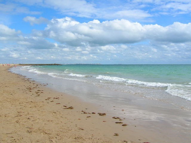 Cielo azul y verde mar