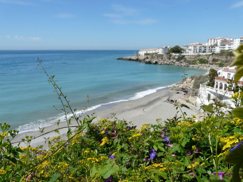 Una playa de Nerja