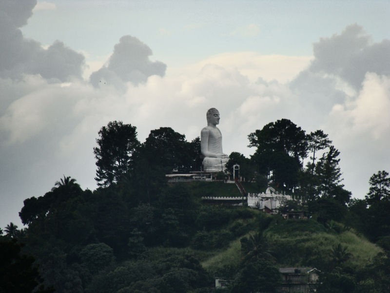 El omnipresente Buda en una colina cerca de Kandy