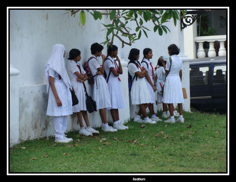 Escolares de Galle a la salida de clase